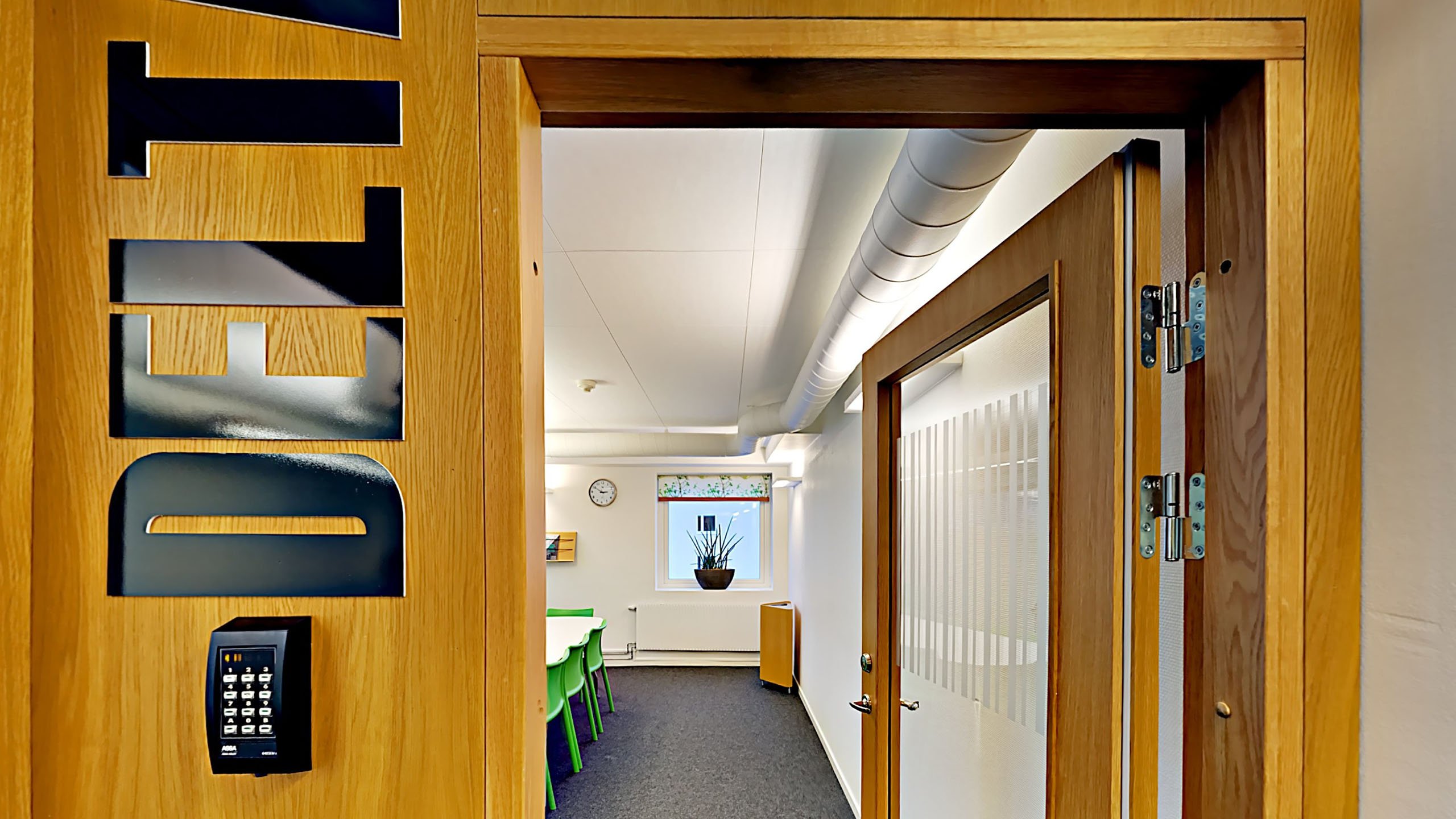 Skolan har använt fina material i inredningen, som exempelvis trä runt entrén till klassrummen.